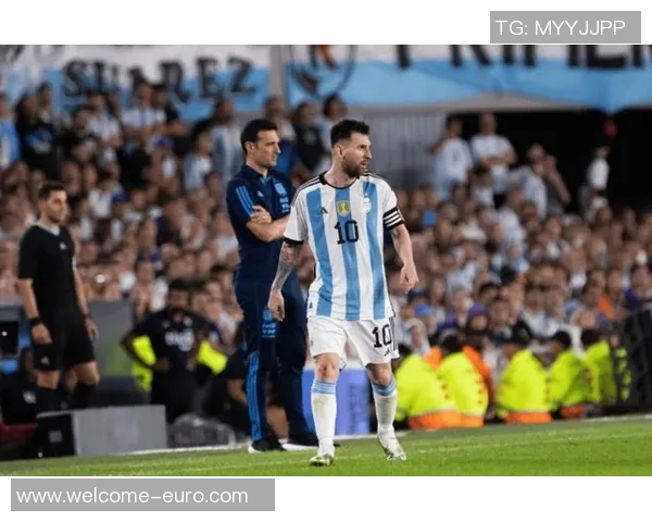 梅西与传奇门将伊基塔赛前亲密互动温馨拥抱引发球迷热议